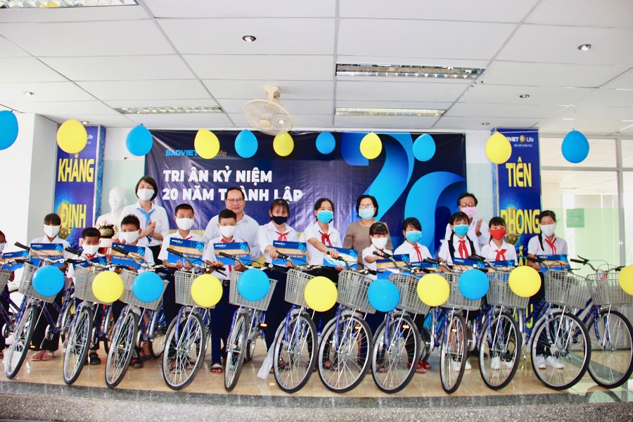 CasinoMCW của CEO Nguyễn Hoàng Duy Phương tặng 50 chiếc xe đạp cho trẻ em nghèo miền tây